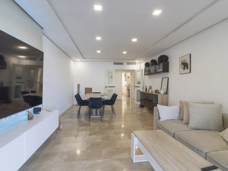 This ground-floor apartment, although it has an upper level and a large terrace. Upon entering the apartment, we find a spacious living-dining room and a separate, fully renovated and equipped kitchen. The apartment also has two large bedrooms and two ren