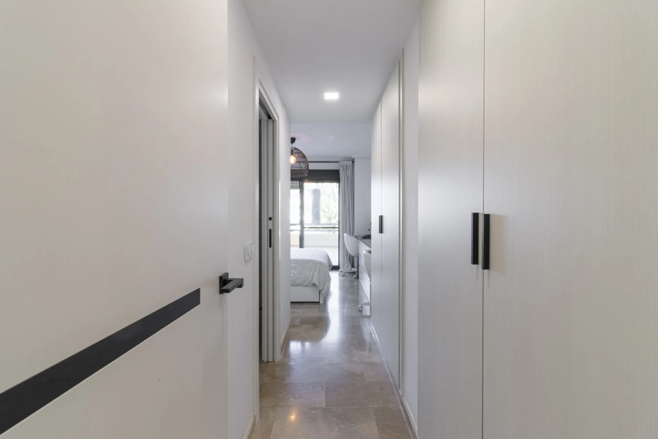 This ground-floor apartment, although it has an upper level and a large terrace. Upon entering the apartment, we find a spacious living-dining room and a separate, fully renovated and equipped kitchen. The apartment also has two large bedrooms and two ren