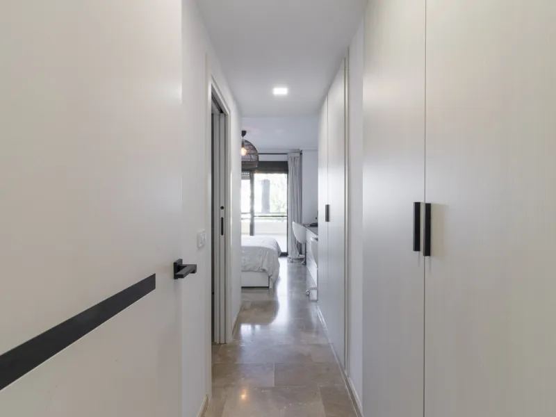 This ground-floor apartment, although it has an upper level and a large terrace. Upon entering the apartment, we find a spacious living-dining room and a separate, fully renovated and equipped kitchen. The apartment also has two large bedrooms and two ren