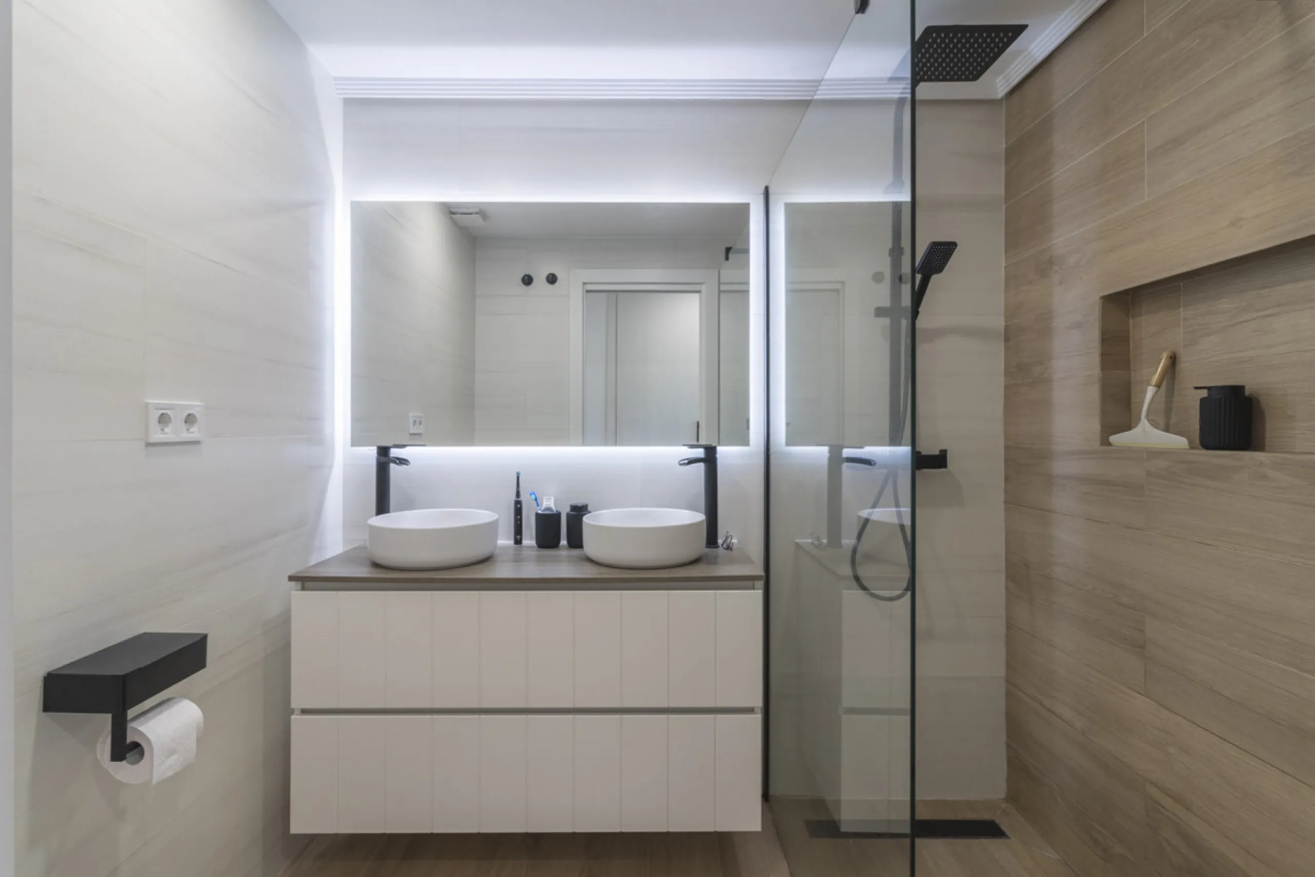 This ground-floor apartment, although it has an upper level and a large terrace. Upon entering the apartment, we find a spacious living-dining room and a separate, fully renovated and equipped kitchen. The apartment also has two large bedrooms and two ren