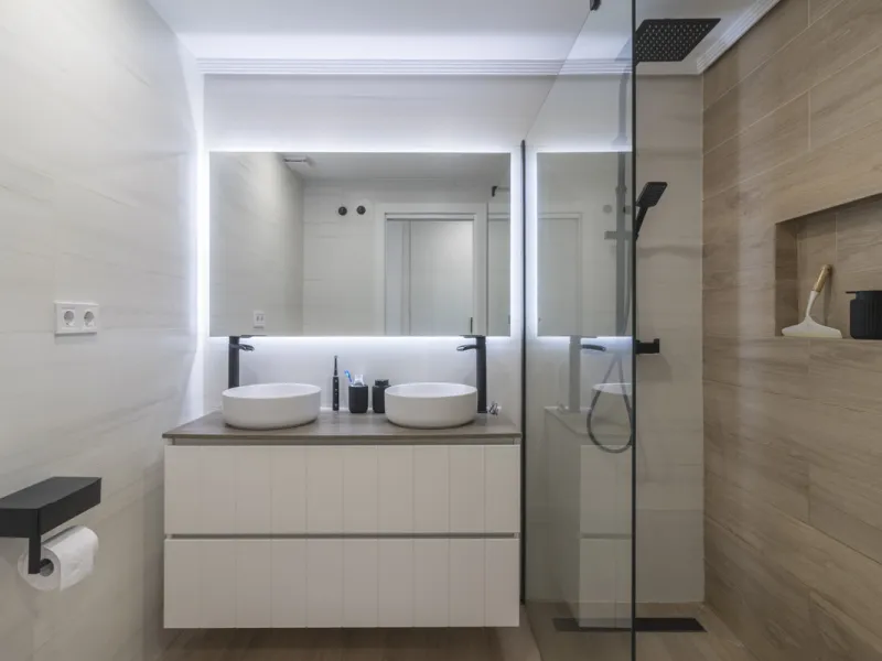 This ground-floor apartment, although it has an upper level and a large terrace. Upon entering the apartment, we find a spacious living-dining room and a separate, fully renovated and equipped kitchen. The apartment also has two large bedrooms and two ren