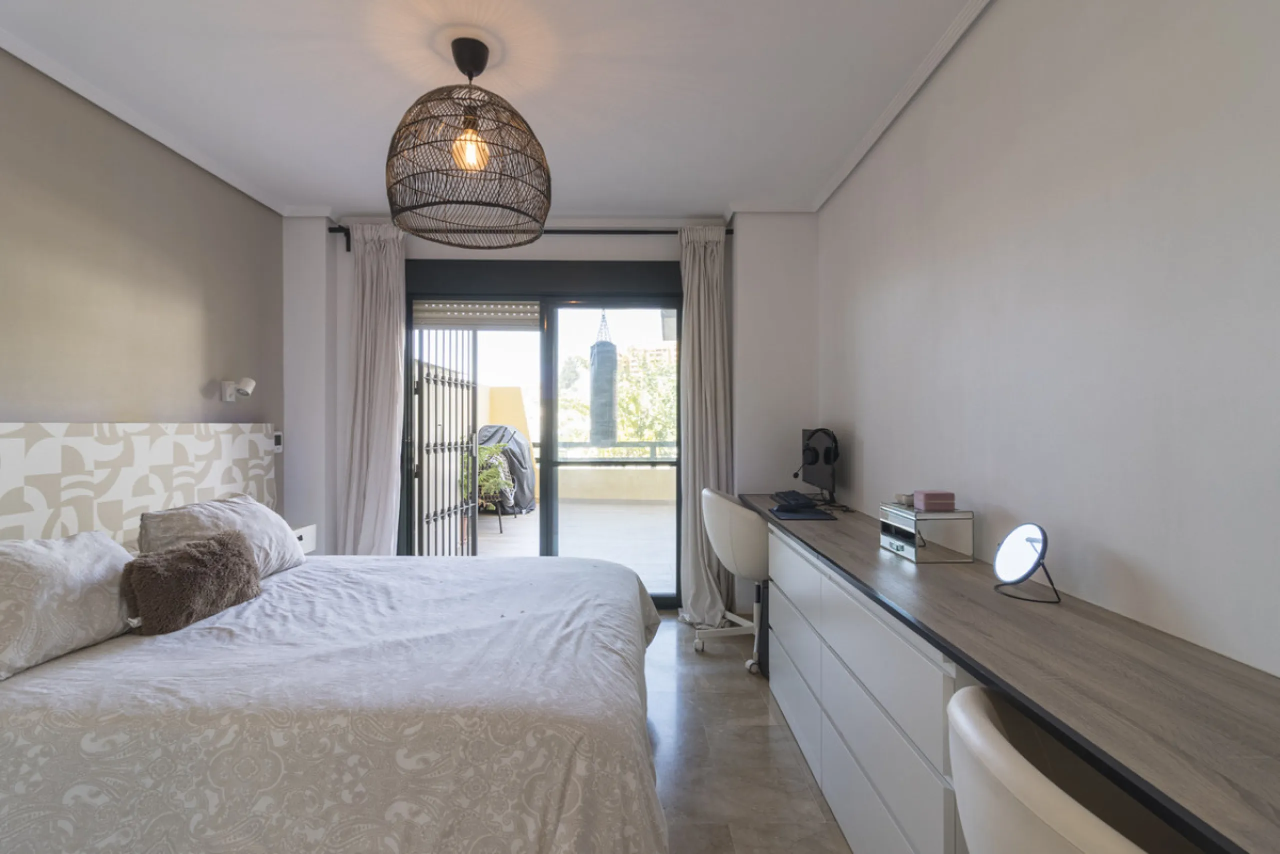 This ground-floor apartment, although it has an upper level and a large terrace. Upon entering the apartment, we find a spacious living-dining room and a separate, fully renovated and equipped kitchen. The apartment also has two large bedrooms and two ren
