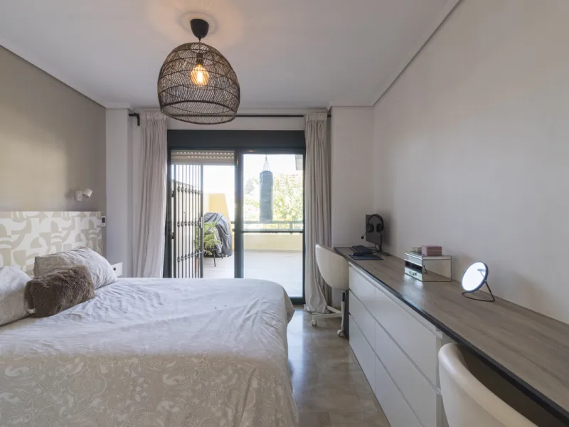 This ground-floor apartment, although it has an upper level and a large terrace. Upon entering the apartment, we find a spacious living-dining room and a separate, fully renovated and equipped kitchen. The apartment also has two large bedrooms and two ren
