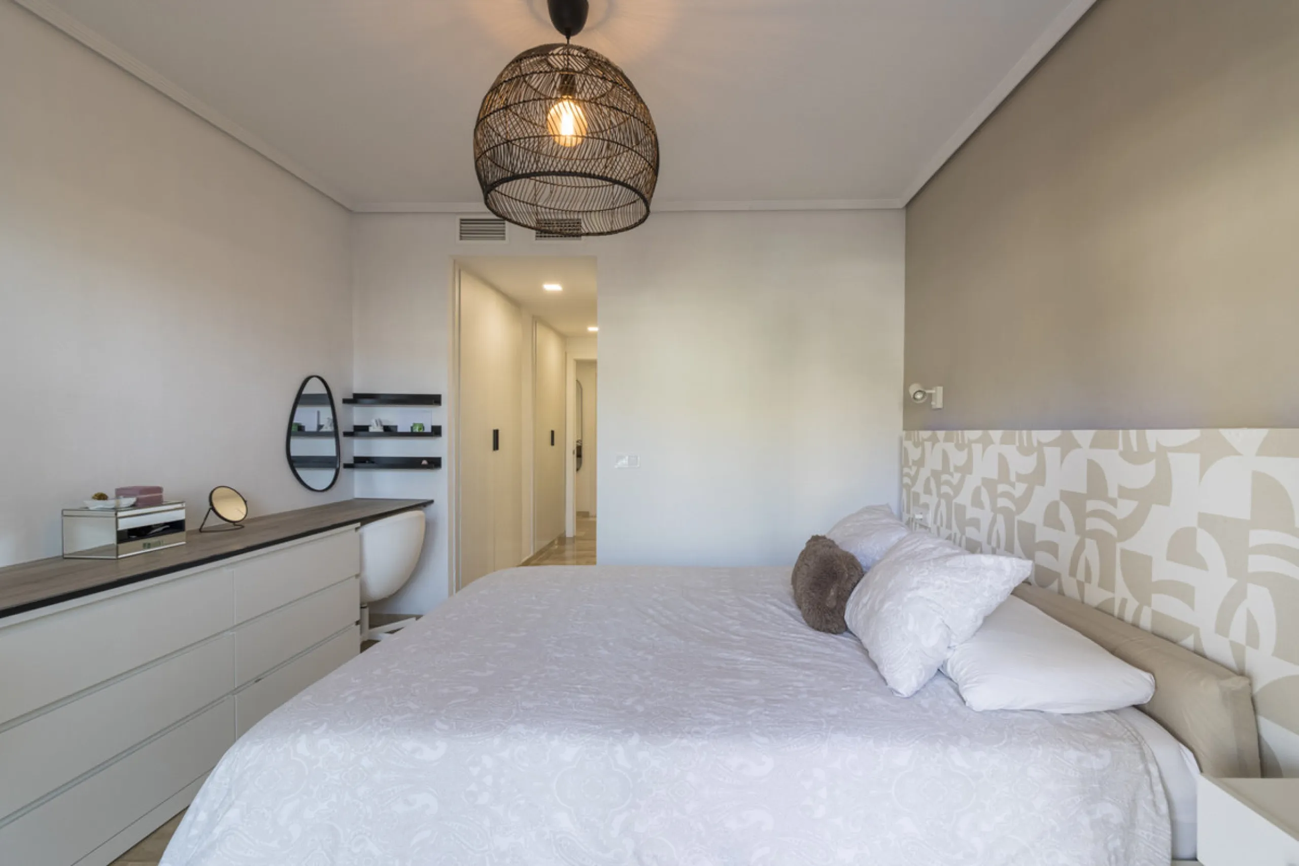 This ground-floor apartment, although it has an upper level and a large terrace. Upon entering the apartment, we find a spacious living-dining room and a separate, fully renovated and equipped kitchen. The apartment also has two large bedrooms and two ren