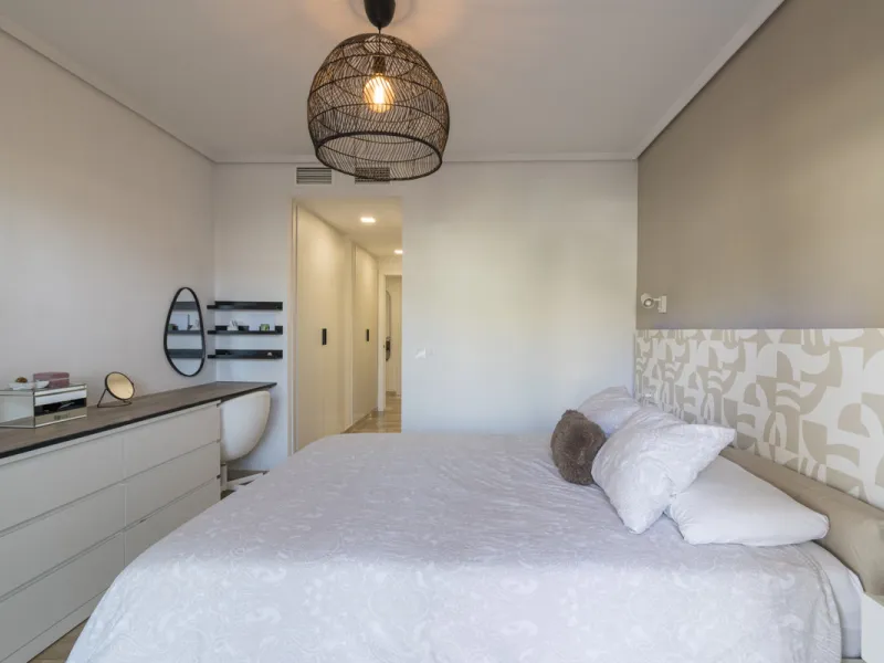 This ground-floor apartment, although it has an upper level and a large terrace. Upon entering the apartment, we find a spacious living-dining room and a separate, fully renovated and equipped kitchen. The apartment also has two large bedrooms and two ren
