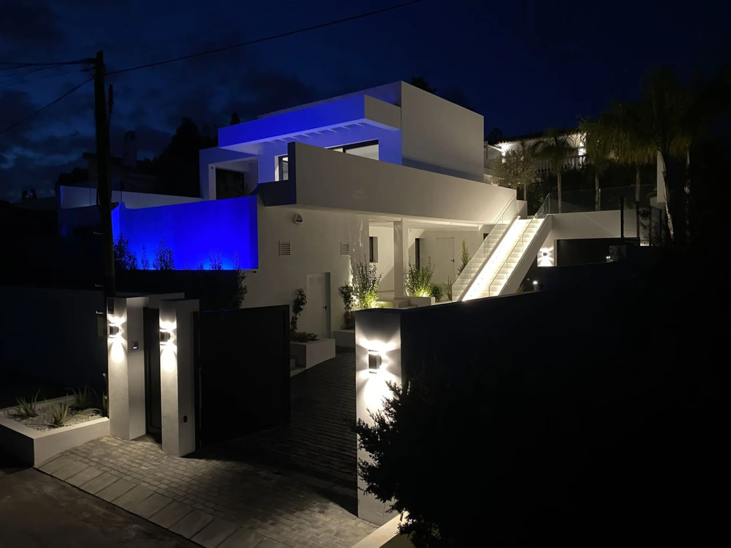 In an exceptional location, just 280 metres from the sea and the new El Chaparral promenade, you will find this impressive modern villa with truly fantastic panoramic sea views – a rarity at such a short distance from the coast.