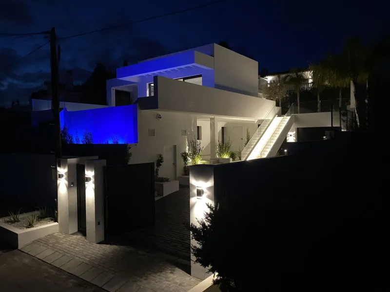 In an exceptional location, just 280 metres from the sea and the new El Chaparral promenade, you will find this impressive modern villa with truly fantastic panoramic sea views – a rarity at such a short distance from the coast.