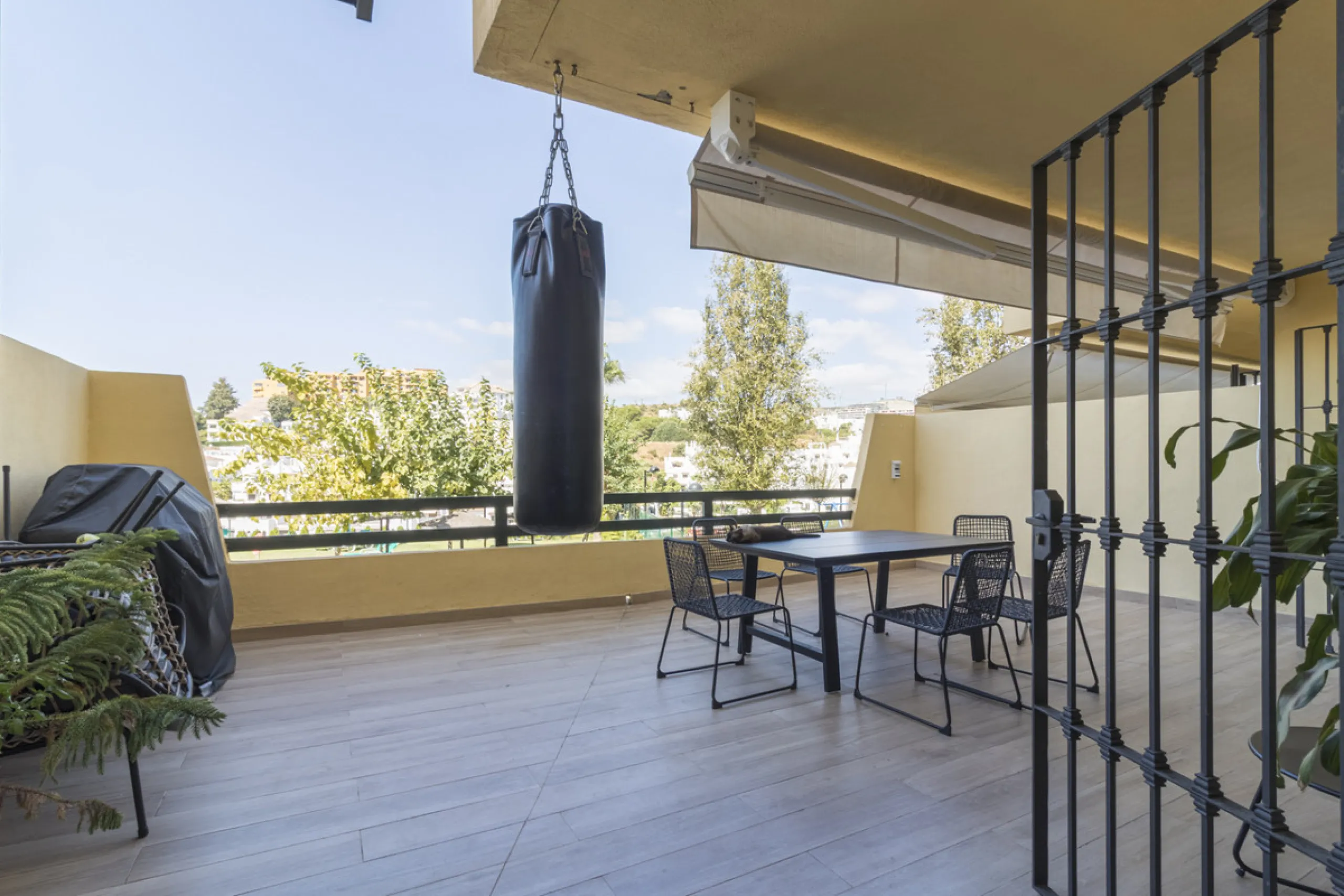 This ground-floor apartment, although it has an upper level and a large terrace. Upon entering the apartment, we find a spacious living-dining room and a separate, fully renovated and equipped kitchen. The apartment also has two large bedrooms and two ren