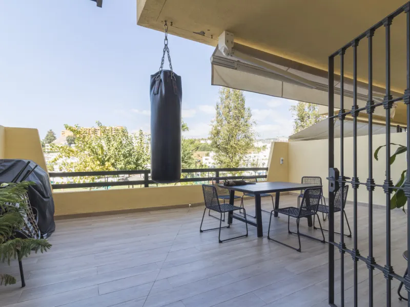 This ground-floor apartment, although it has an upper level and a large terrace. Upon entering the apartment, we find a spacious living-dining room and a separate, fully renovated and equipped kitchen. The apartment also has two large bedrooms and two ren