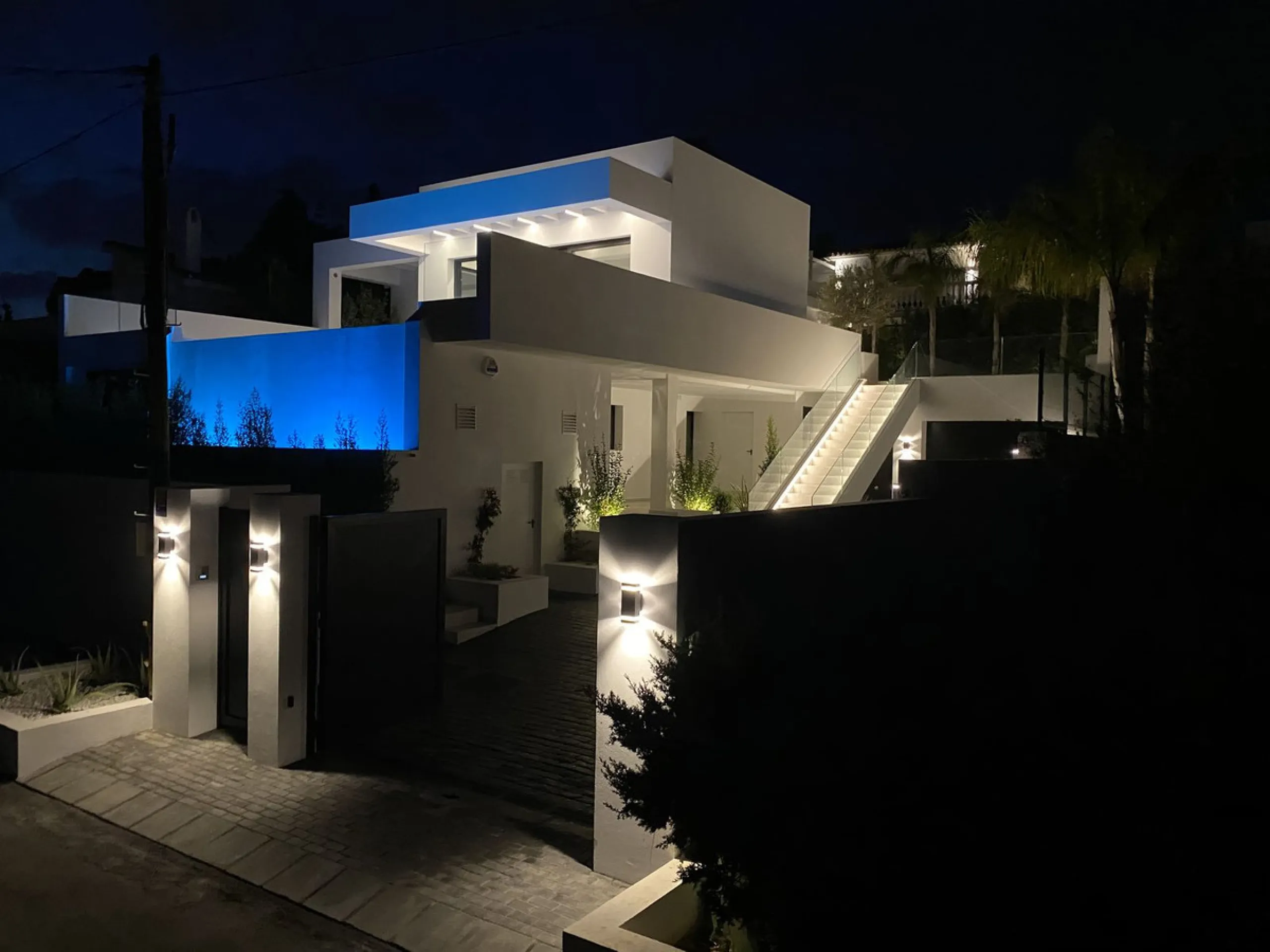 In an exceptional location, just 280 metres from the sea and the new El Chaparral promenade, you will find this impressive modern villa with truly fantastic panoramic sea views – a rarity at such a short distance from the coast.