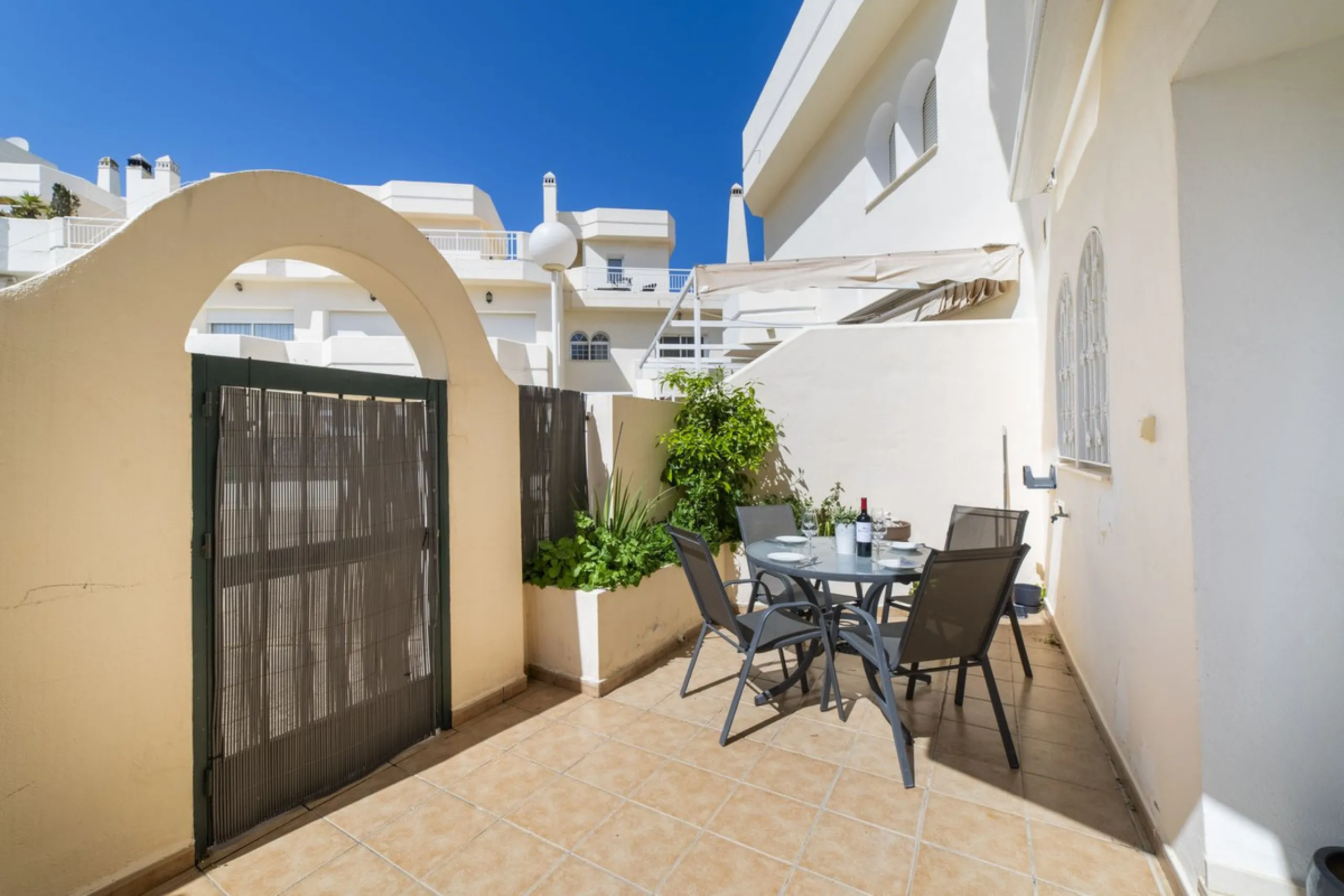 TOWNHOUSE IN ROSAMAR URBANIZATION