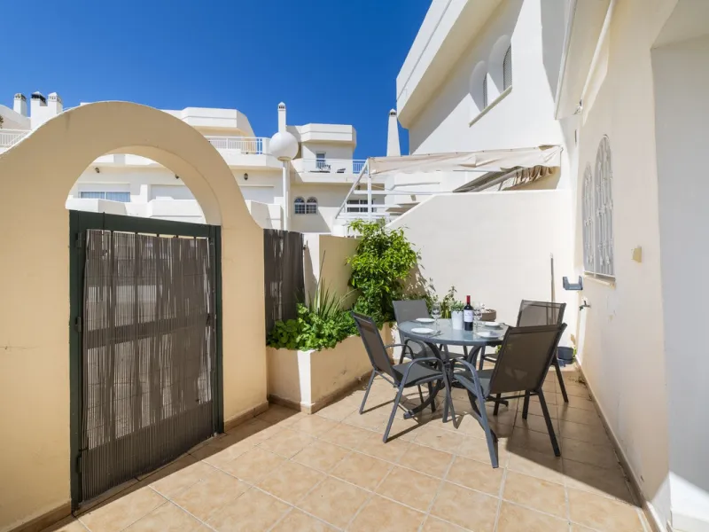 TOWNHOUSE IN ROSAMAR URBANIZATION