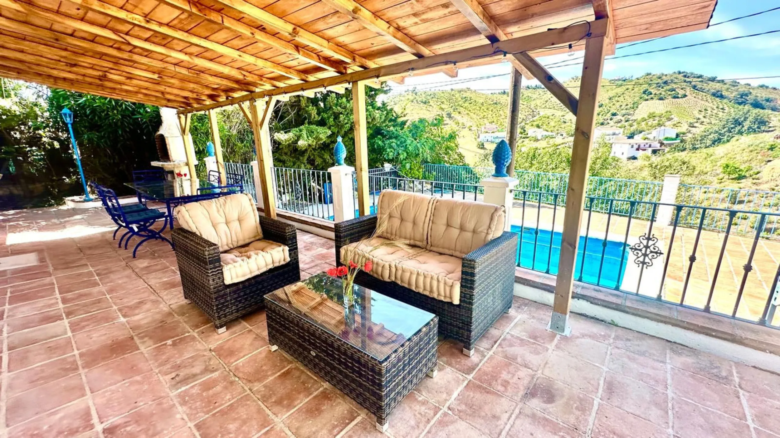 House - Detached Villa в продаже в La Viñuela, Málaga. В доме 2 спален и 1 ванных комнат. Площадь дома 101 м². Площадь участка 600 м²