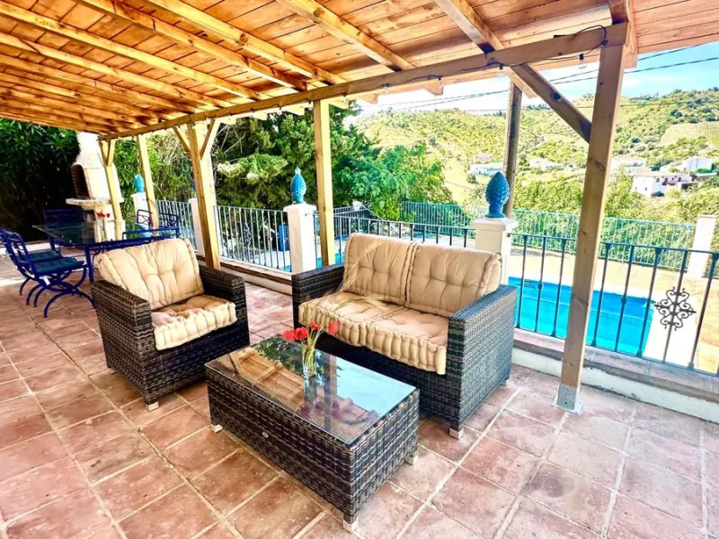 House - Detached Villa в продаже в La Viñuela, Málaga. В доме 2 спален и 1 ванных комнат. Площадь дома 101 м². Площадь участка 600 м²