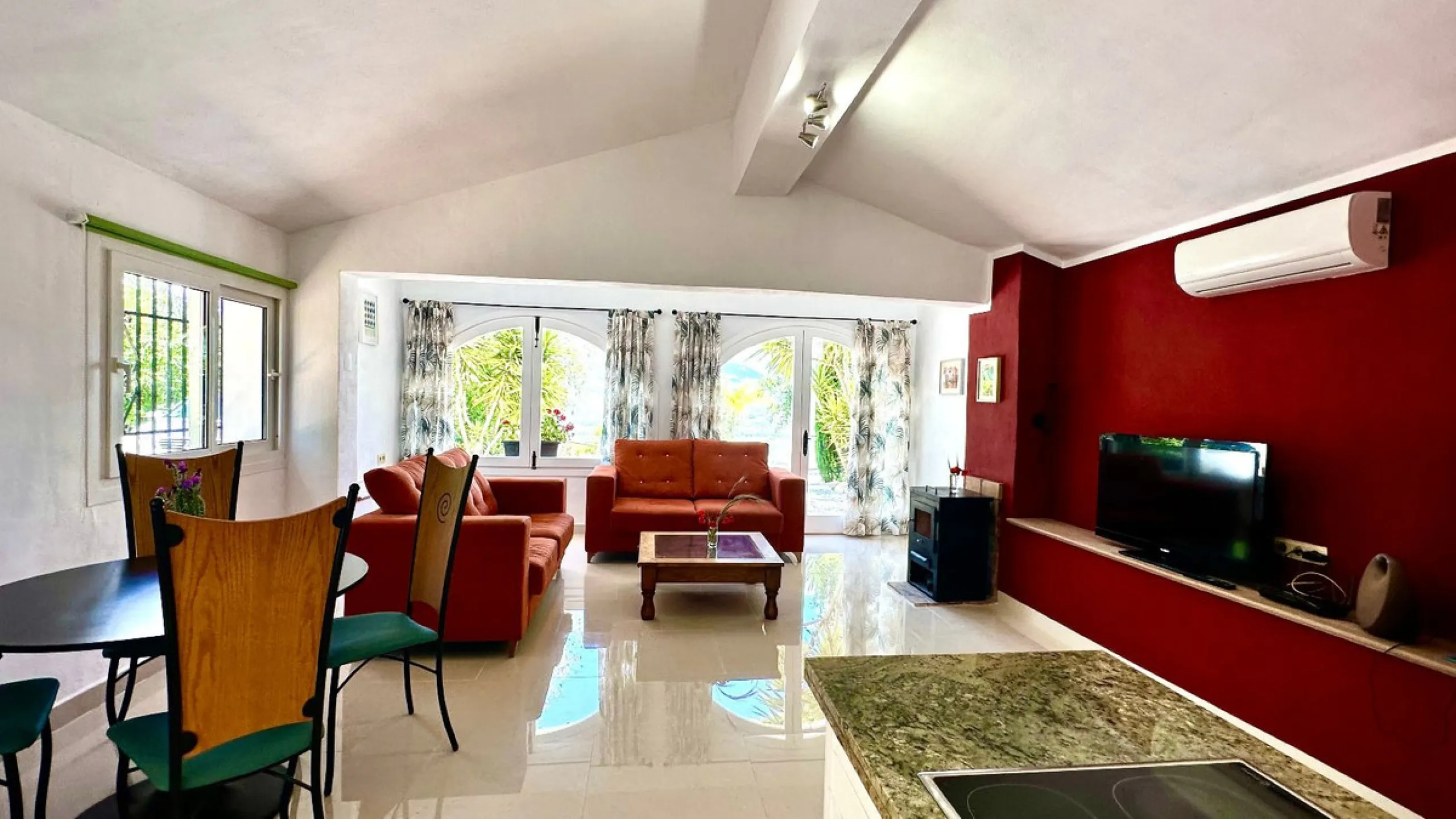 House - Detached Villa в продаже в La Viñuela, Málaga. В доме 2 спален и 1 ванных комнат. Площадь дома 101 м². Площадь участка 600 м²