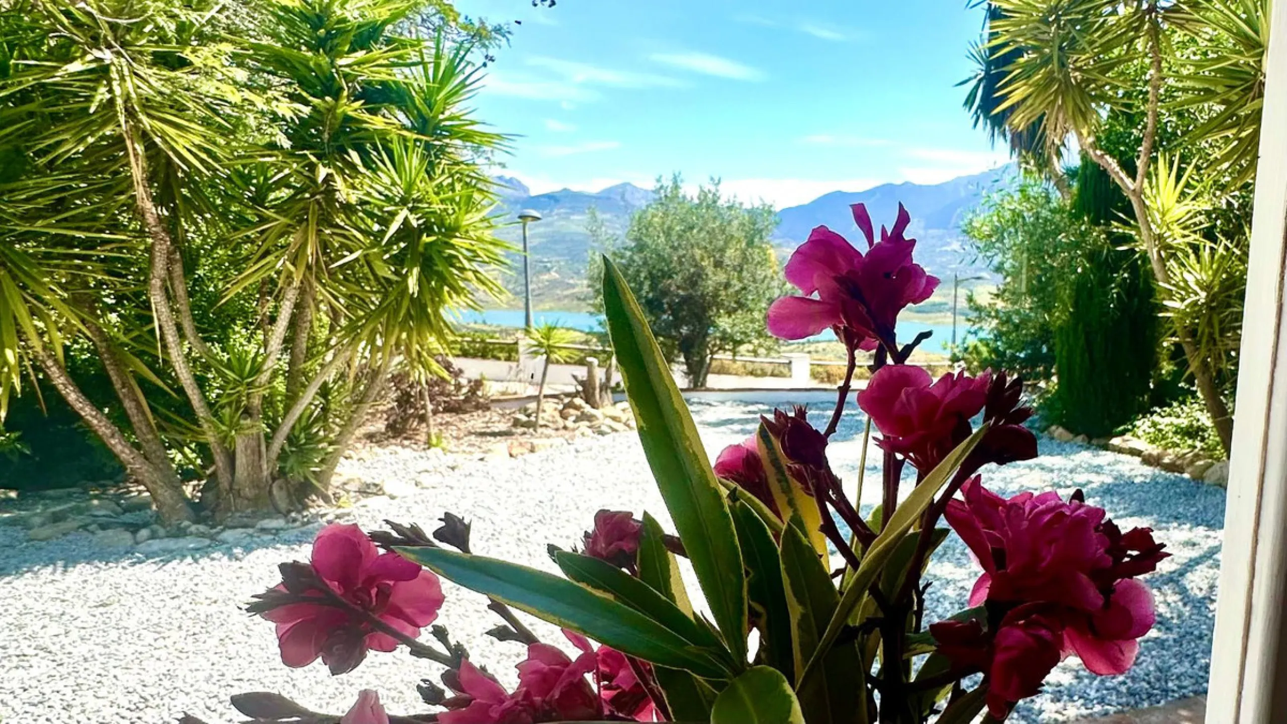 House - Detached Villa в продаже в La Viñuela, Málaga. В доме 2 спален и 1 ванных комнат. Площадь дома 101 м². Площадь участка 600 м²