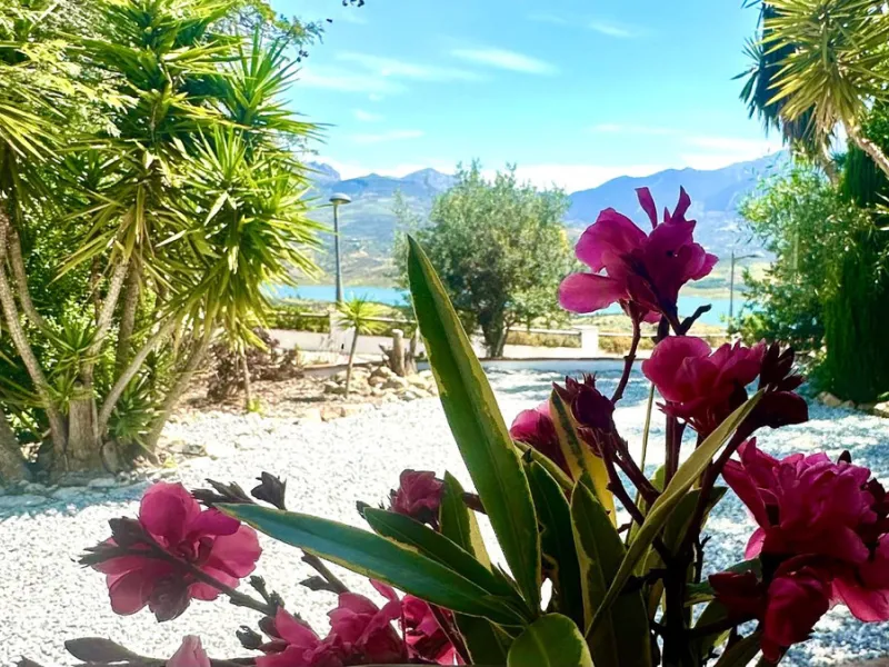 House - Detached Villa в продаже в La Viñuela, Málaga. В доме 2 спален и 1 ванных комнат. Площадь дома 101 м². Площадь участка 600 м²