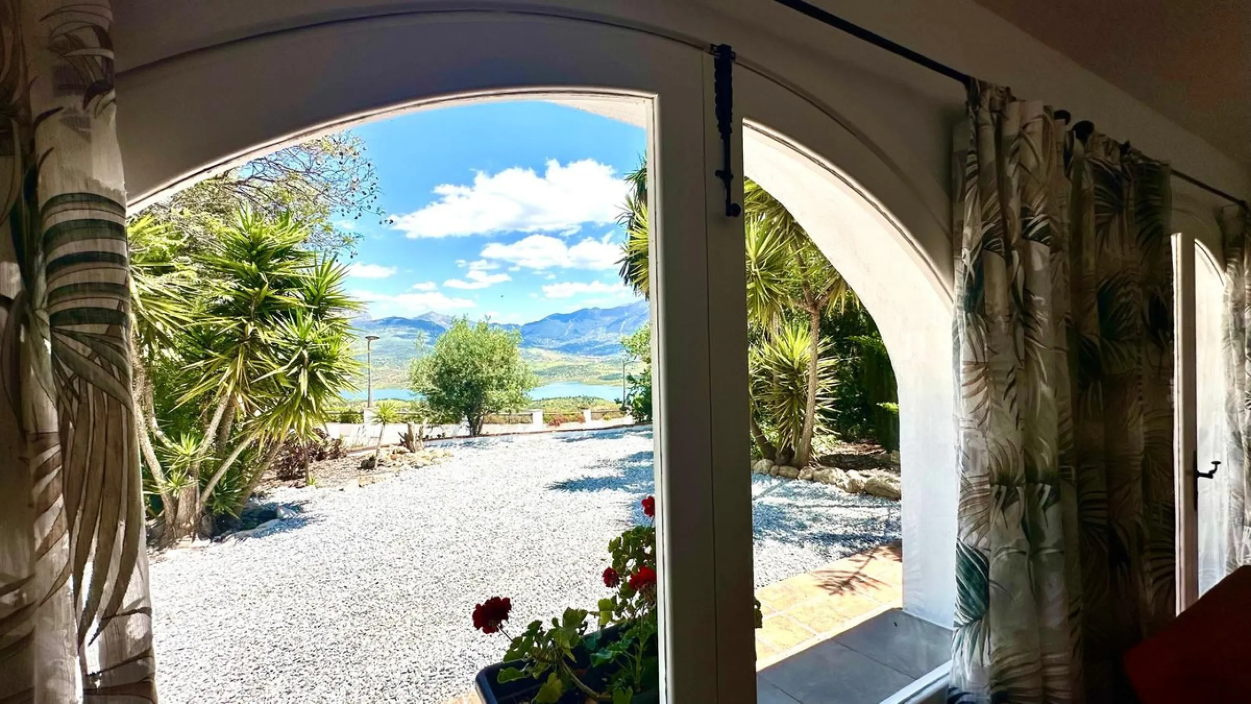 House - Detached Villa в продаже в La Viñuela, Málaga. В доме 2 спален и 1 ванных комнат. Площадь дома 101 м². Площадь участка 600 м²