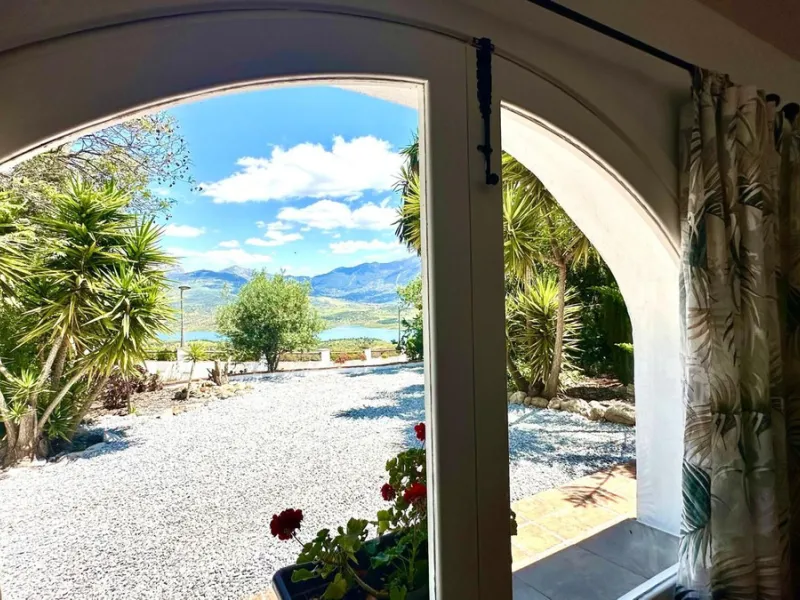 House - Detached Villa в продаже в La Viñuela, Málaga. В доме 2 спален и 1 ванных комнат. Площадь дома 101 м². Площадь участка 600 м²