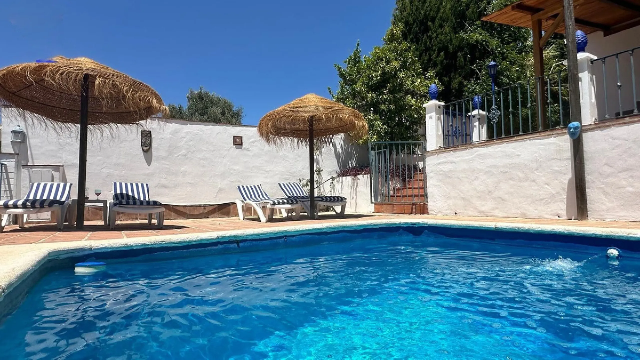 House - Detached Villa в продаже в La Viñuela, Málaga. В доме 2 спален и 1 ванных комнат. Площадь дома 101 м². Площадь участка 600 м²