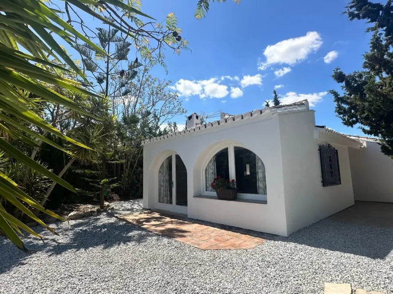 House - Detached Villa в продаже в La Viñuela, Málaga. В доме 2 спален и 1 ванных комнат. Площадь дома 101 м². Площадь участка 600 м²