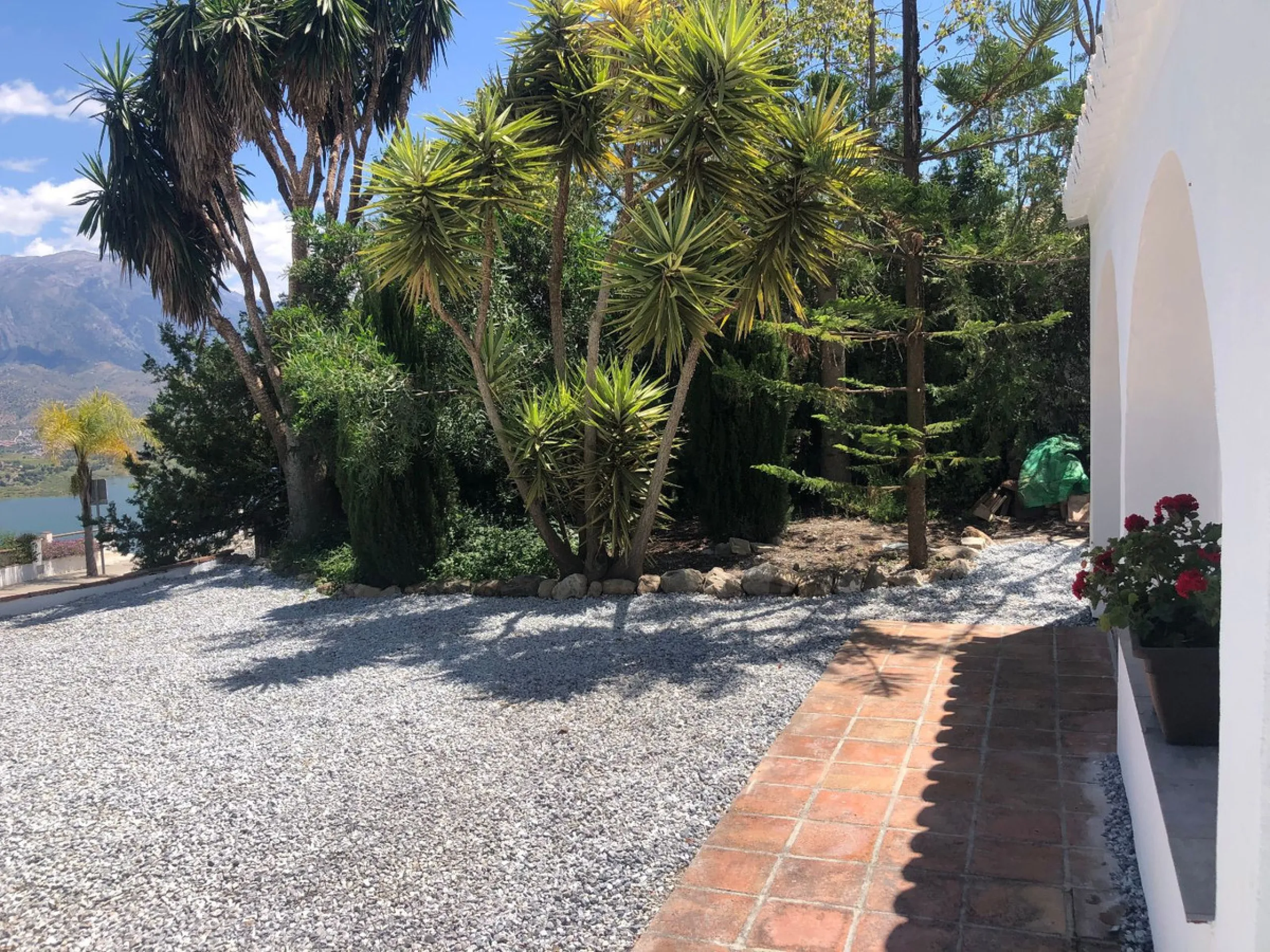 House - Detached Villa в продаже в La Viñuela, Málaga. В доме 2 спален и 1 ванных комнат. Площадь дома 101 м². Площадь участка 600 м²