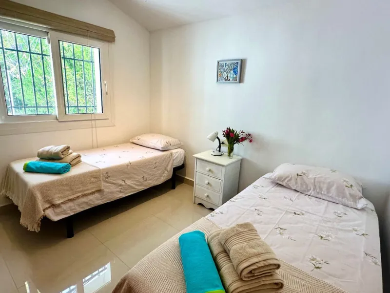 House - Detached Villa в продаже в La Viñuela, Málaga. В доме 2 спален и 1 ванных комнат. Площадь дома 101 м². Площадь участка 600 м²