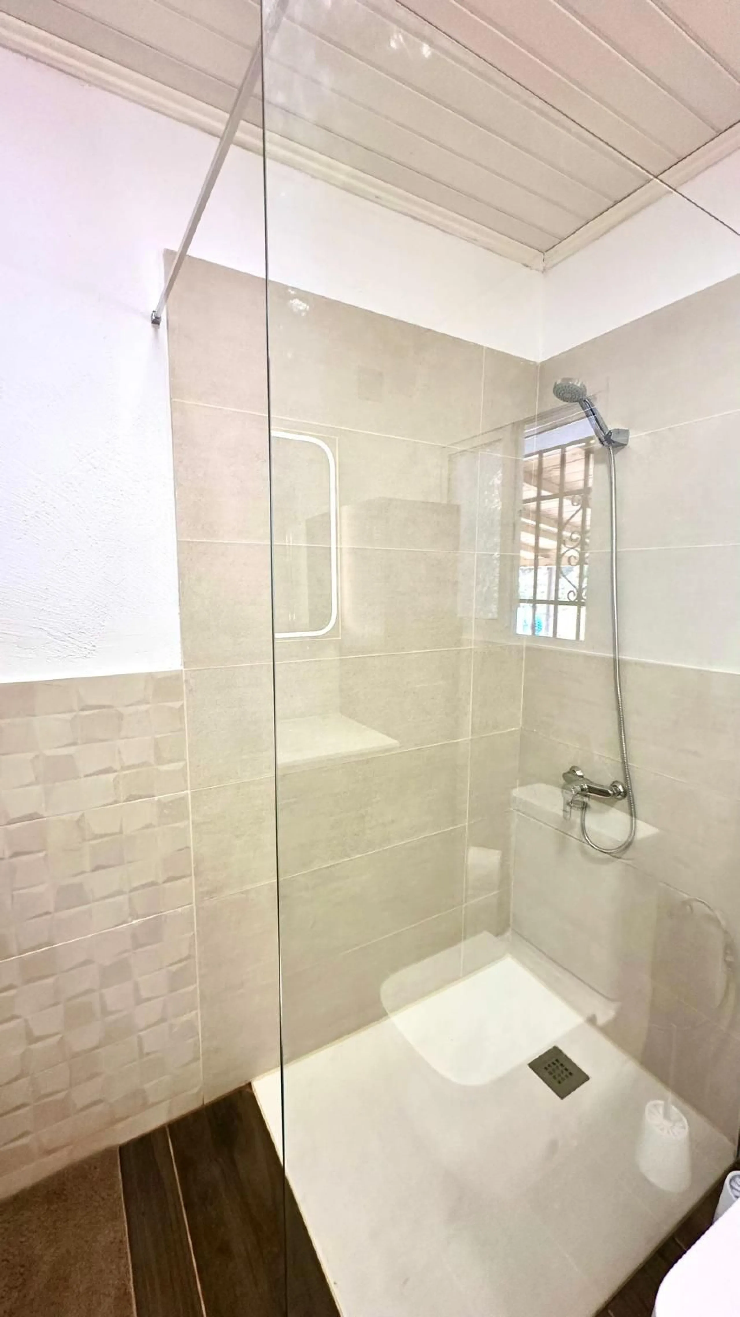 House - Detached Villa в продаже в La Viñuela, Málaga. В доме 2 спален и 1 ванных комнат. Площадь дома 101 м². Площадь участка 600 м²