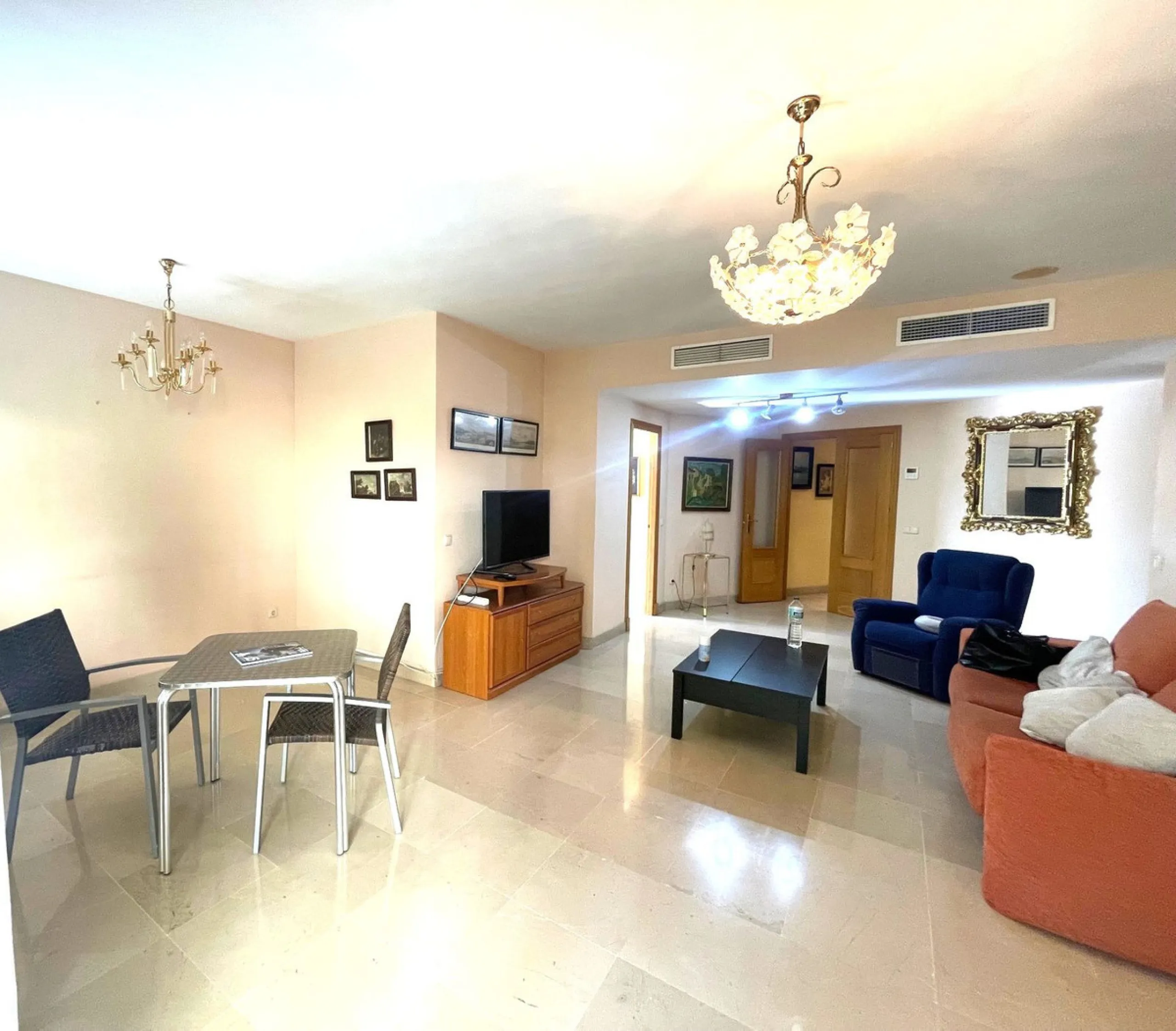This wonderful apartment in the heart of San Pedro center combines comfort, style, and an unbeatable location. It is in perfect condition and ready to move in, offering a spacious living room with access to a terrace with open views of the mountains and t