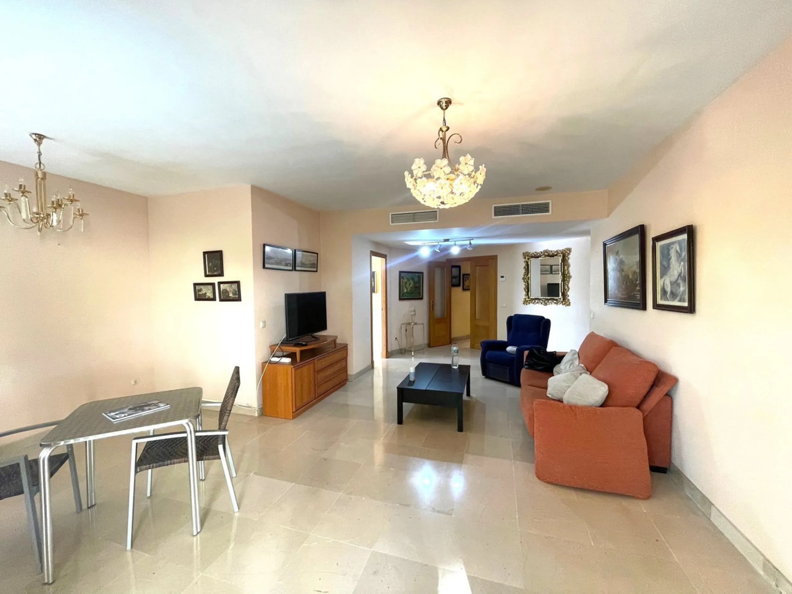 This wonderful apartment in the heart of San Pedro center combines comfort, style, and an unbeatable location. It is in perfect condition and ready to move in, offering a spacious living room with access to a terrace with open views of the mountains and t