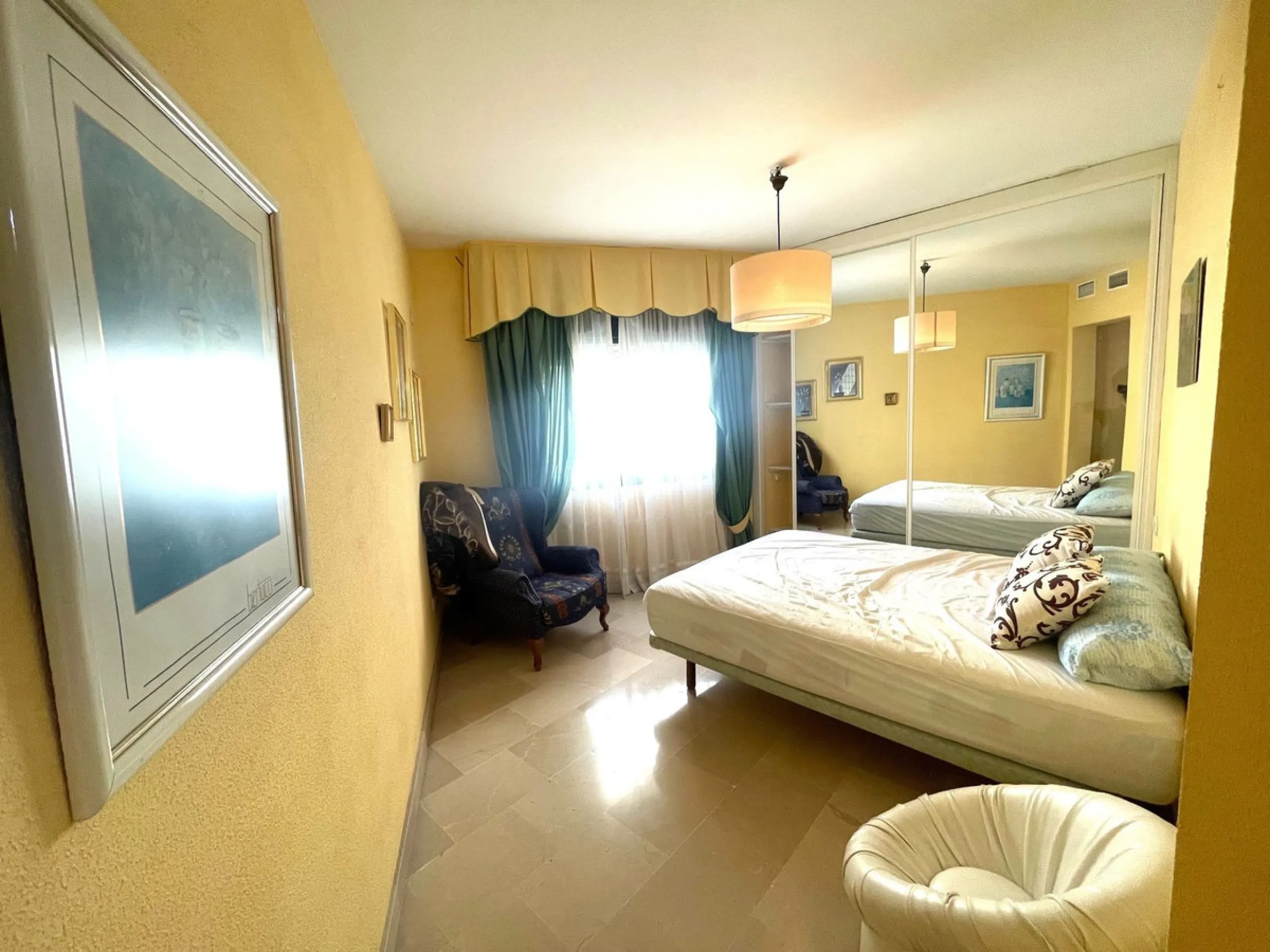 This wonderful apartment in the heart of San Pedro center combines comfort, style, and an unbeatable location. It is in perfect condition and ready to move in, offering a spacious living room with access to a terrace with open views of the mountains and t