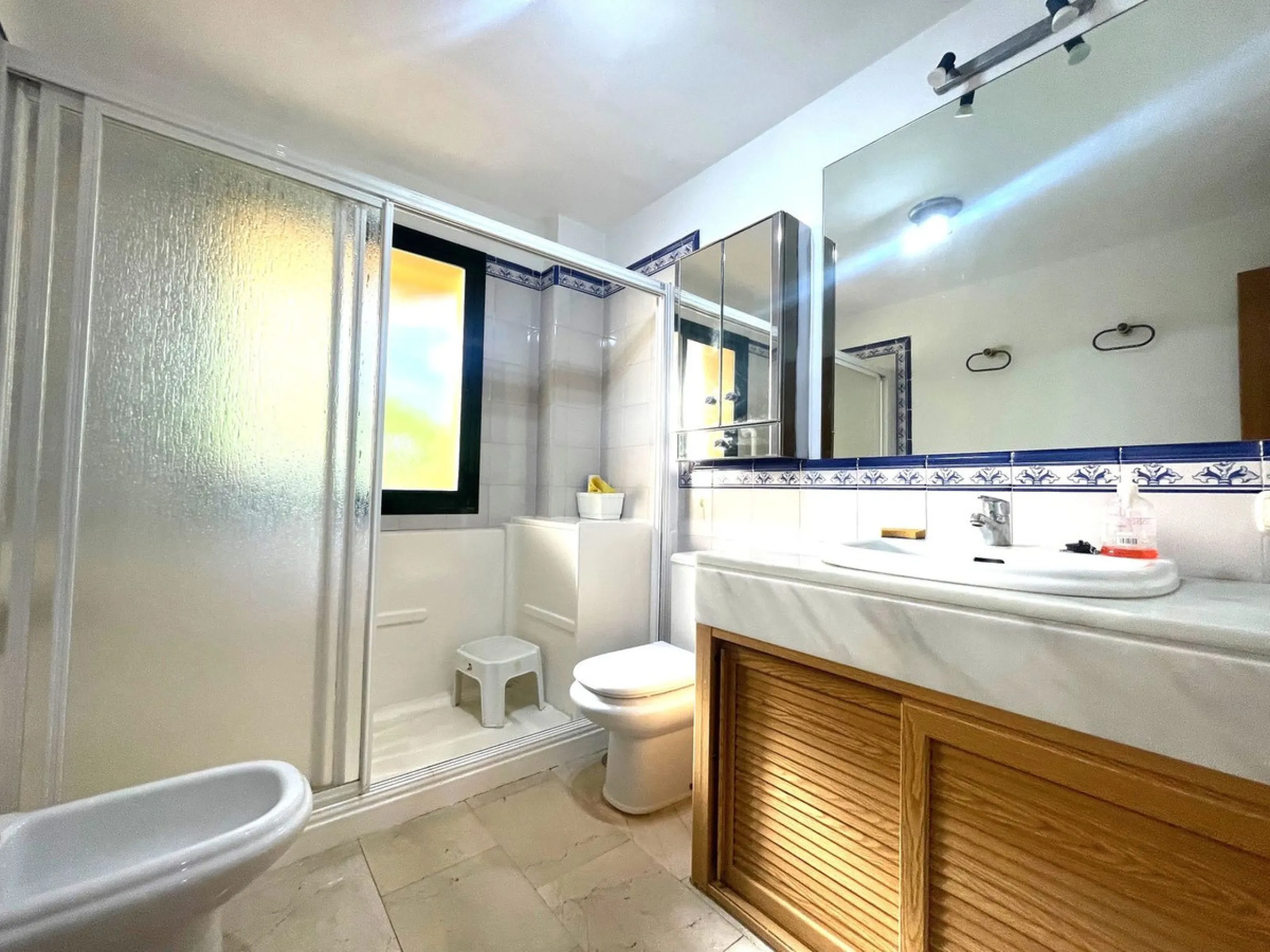 This wonderful apartment in the heart of San Pedro center combines comfort, style, and an unbeatable location. It is in perfect condition and ready to move in, offering a spacious living room with access to a terrace with open views of the mountains and t