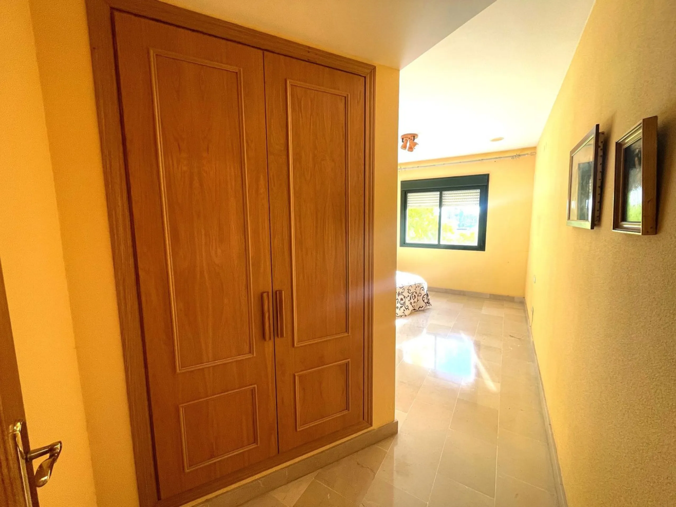This wonderful apartment in the heart of San Pedro center combines comfort, style, and an unbeatable location. It is in perfect condition and ready to move in, offering a spacious living room with access to a terrace with open views of the mountains and t