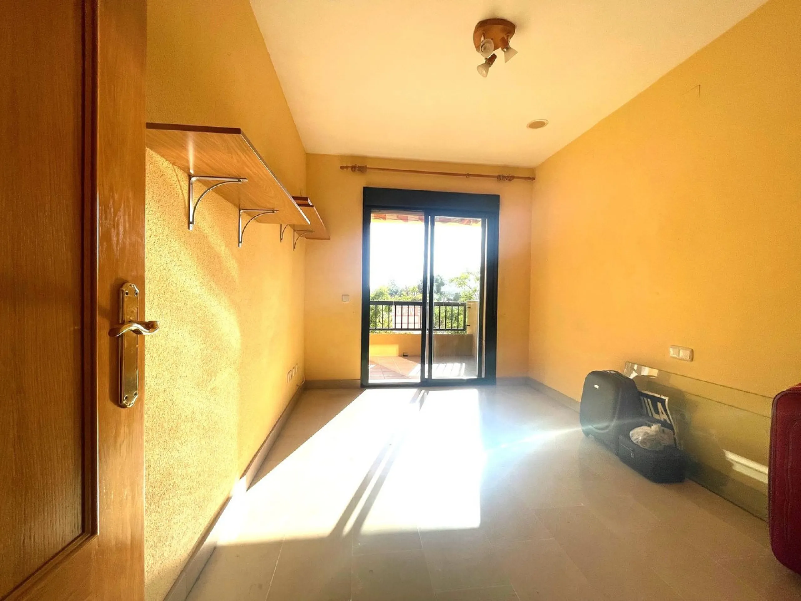 This wonderful apartment in the heart of San Pedro center combines comfort, style, and an unbeatable location. It is in perfect condition and ready to move in, offering a spacious living room with access to a terrace with open views of the mountains and t