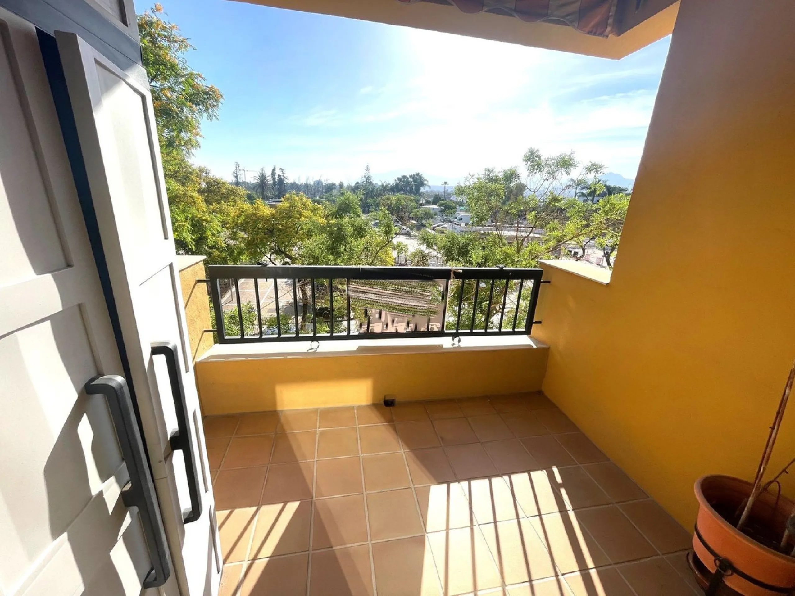This wonderful apartment in the heart of San Pedro center combines comfort, style, and an unbeatable location. It is in perfect condition and ready to move in, offering a spacious living room with access to a terrace with open views of the mountains and t