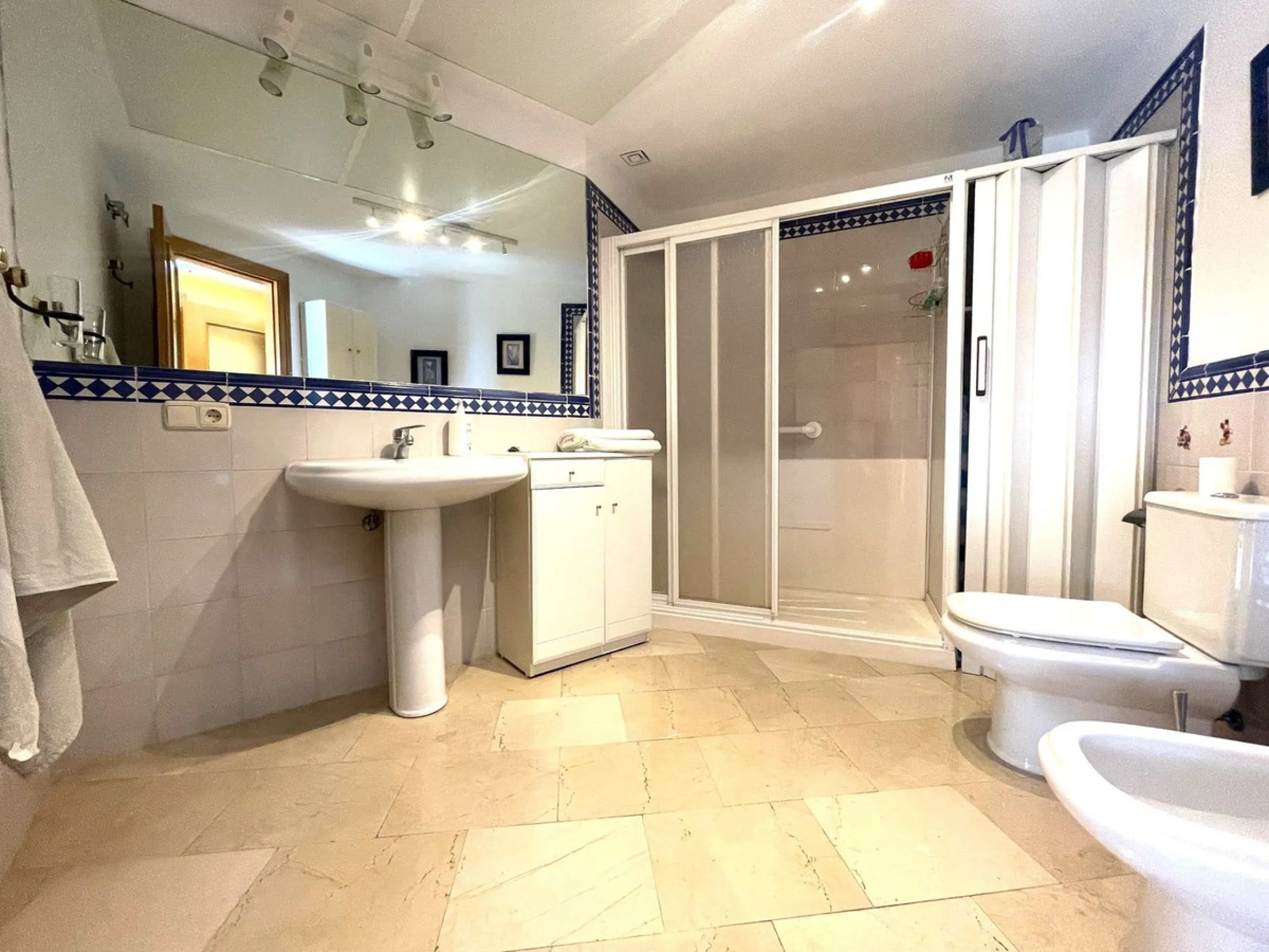 This wonderful apartment in the heart of San Pedro center combines comfort, style, and an unbeatable location. It is in perfect condition and ready to move in, offering a spacious living room with access to a terrace with open views of the mountains and t