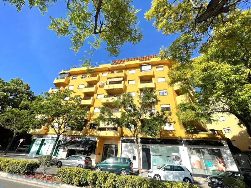 This wonderful apartment in the heart of San Pedro center combines comfort, style, and an unbeatable location. It is in perfect condition and ready to move in, offering a spacious living room with access to a terrace with open views of the mountains and t