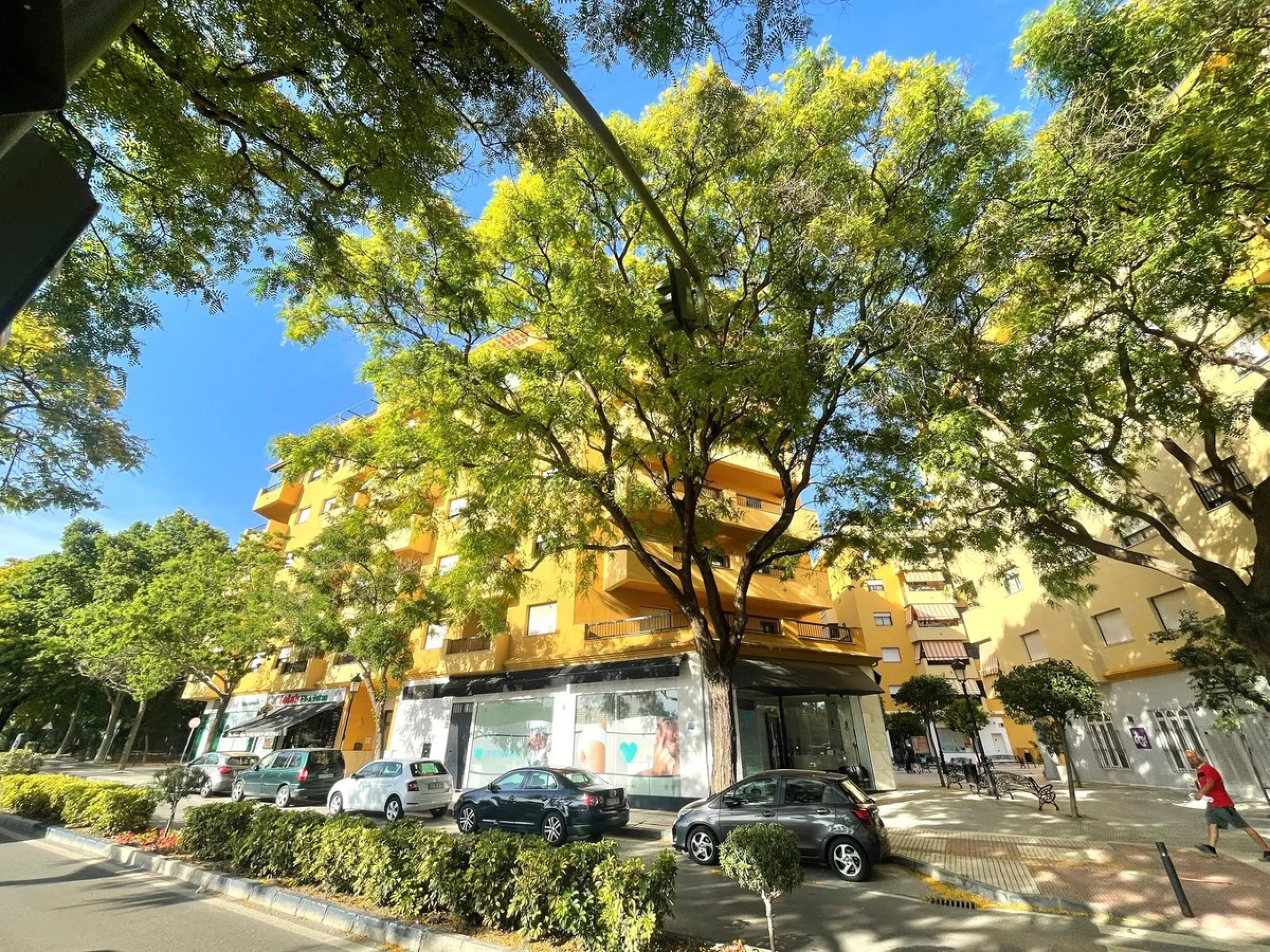 This wonderful apartment in the heart of San Pedro center combines comfort, style, and an unbeatable location. It is in perfect condition and ready to move in, offering a spacious living room with access to a terrace with open views of the mountains and t