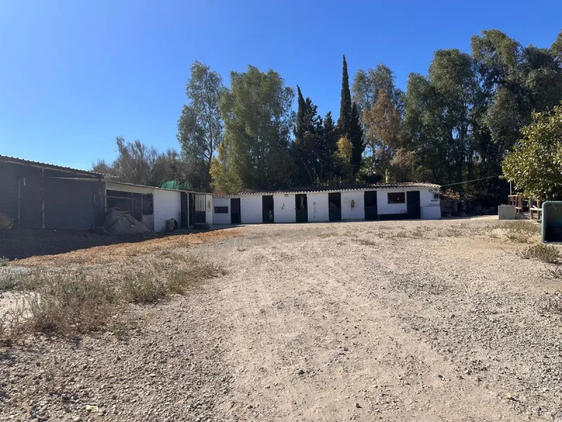 House - Finca - Cortijo в продаже в Cártama, Málaga. В доме 13 спален и 6 ванных комнат. Площадь дома 172 м². Площадь участка 7348 м²