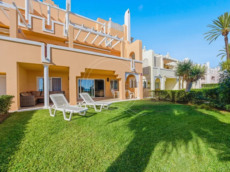 Located in a prestigious front-line beach complex just west of Estepona, this three-bedroom ground-floor apartment offers an exceptional blend of coastal comfort and relaxed Mediterranean living. With direct access to the garden and just steps from the sa