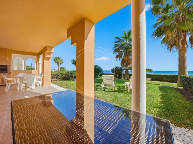 Located in a prestigious front-line beach complex just west of Estepona, this three-bedroom ground-floor apartment offers an exceptional blend of coastal comfort and relaxed Mediterranean living. With direct access to the garden and just steps from the sa