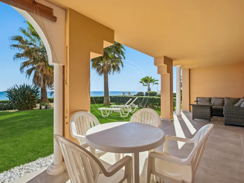 Located in a prestigious front-line beach complex just west of Estepona, this three-bedroom ground-floor apartment offers an exceptional blend of coastal comfort and relaxed Mediterranean living. With direct access to the garden and just steps from the sa