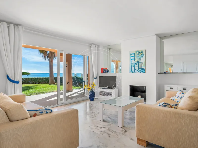 Located in a prestigious front-line beach complex just west of Estepona, this three-bedroom ground-floor apartment offers an exceptional blend of coastal comfort and relaxed Mediterranean living. With direct access to the garden and just steps from the sa