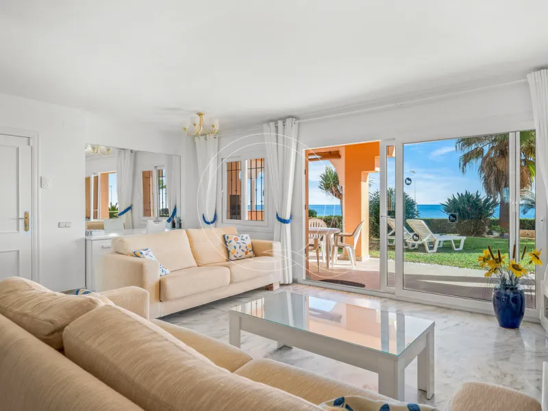 Located in a prestigious front-line beach complex just west of Estepona, this three-bedroom ground-floor apartment offers an exceptional blend of coastal comfort and relaxed Mediterranean living. With direct access to the garden and just steps from the sa