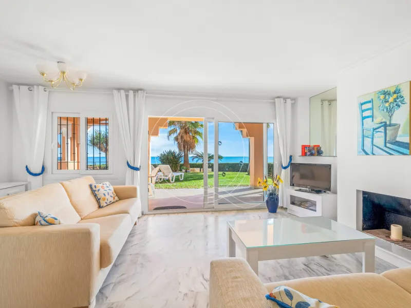 Located in a prestigious front-line beach complex just west of Estepona, this three-bedroom ground-floor apartment offers an exceptional blend of coastal comfort and relaxed Mediterranean living. With direct access to the garden and just steps from the sa