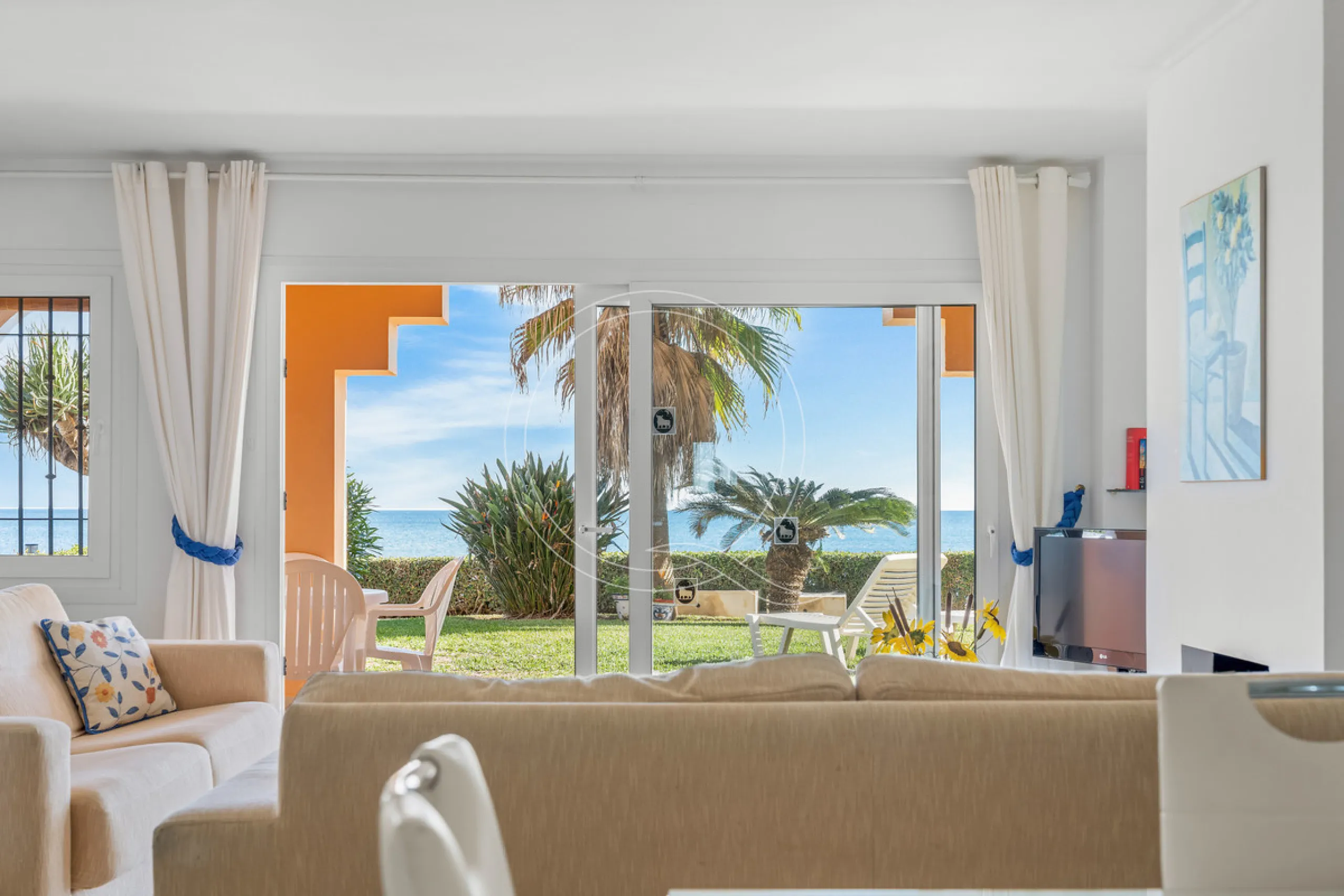 Located in a prestigious front-line beach complex just west of Estepona, this three-bedroom ground-floor apartment offers an exceptional blend of coastal comfort and relaxed Mediterranean living. With direct access to the garden and just steps from the sa