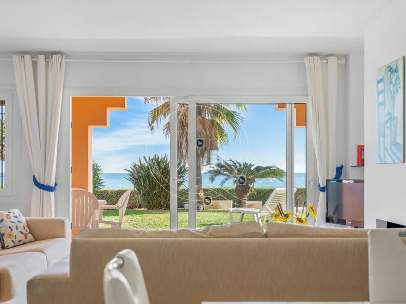 Located in a prestigious front-line beach complex just west of Estepona, this three-bedroom ground-floor apartment offers an exceptional blend of coastal comfort and relaxed Mediterranean living. With direct access to the garden and just steps from the sa