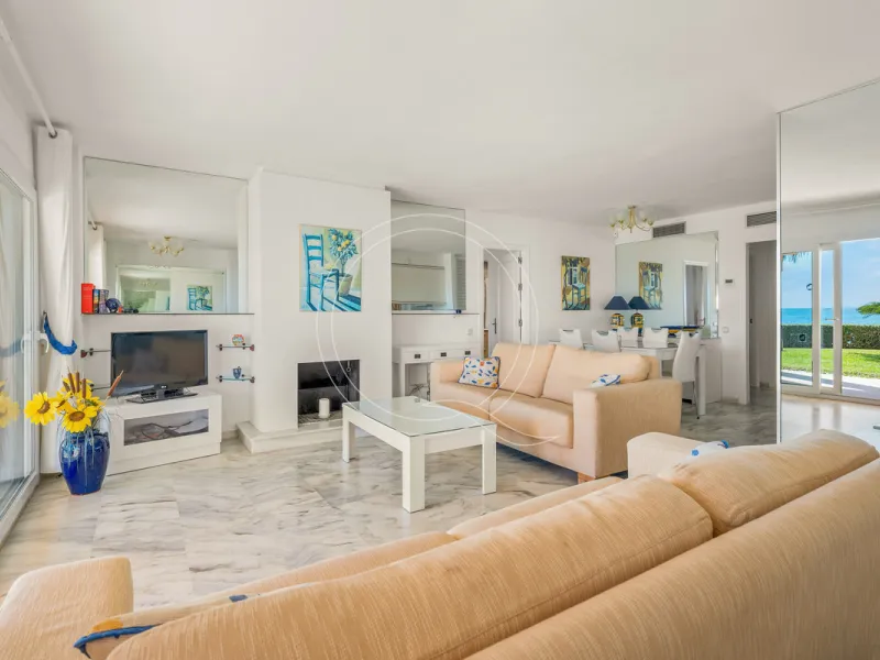 Located in a prestigious front-line beach complex just west of Estepona, this three-bedroom ground-floor apartment offers an exceptional blend of coastal comfort and relaxed Mediterranean living. With direct access to the garden and just steps from the sa