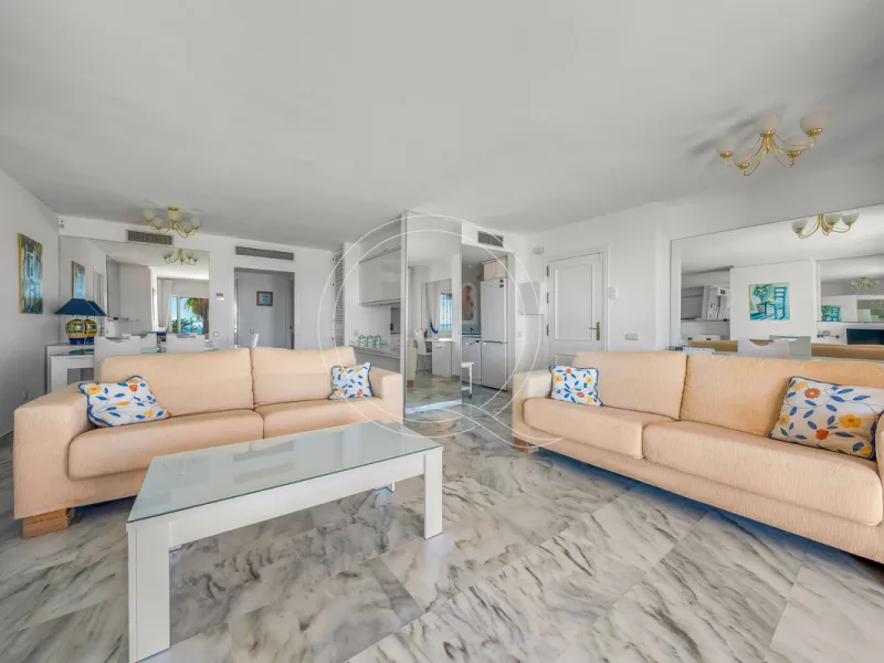 Located in a prestigious front-line beach complex just west of Estepona, this three-bedroom ground-floor apartment offers an exceptional blend of coastal comfort and relaxed Mediterranean living. With direct access to the garden and just steps from the sa