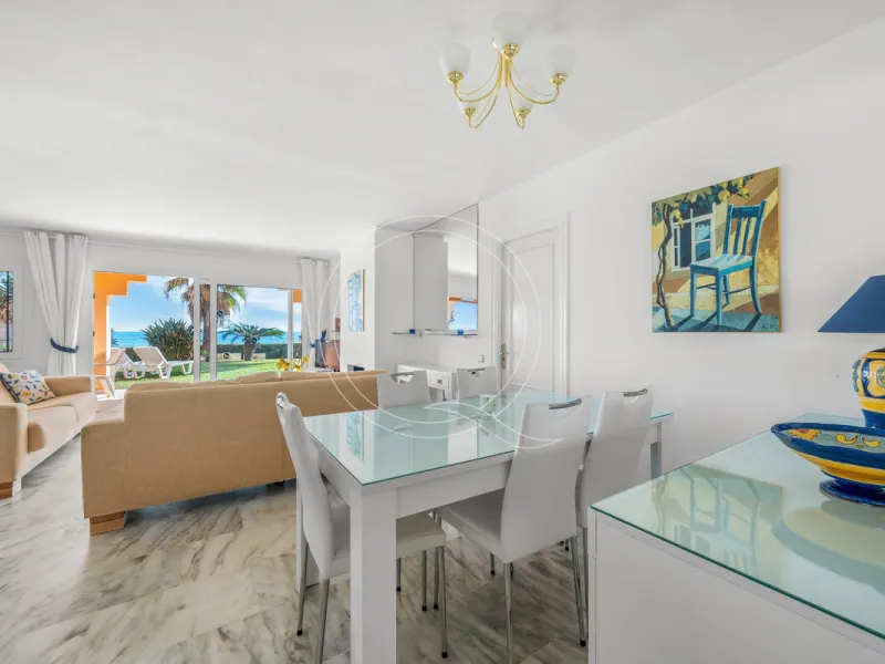 Located in a prestigious front-line beach complex just west of Estepona, this three-bedroom ground-floor apartment offers an exceptional blend of coastal comfort and relaxed Mediterranean living. With direct access to the garden and just steps from the sa